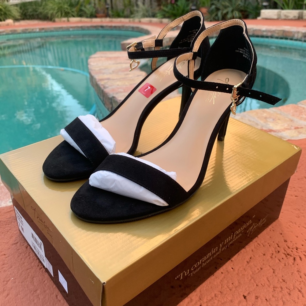 Thalia Sodi Black Heels NEW